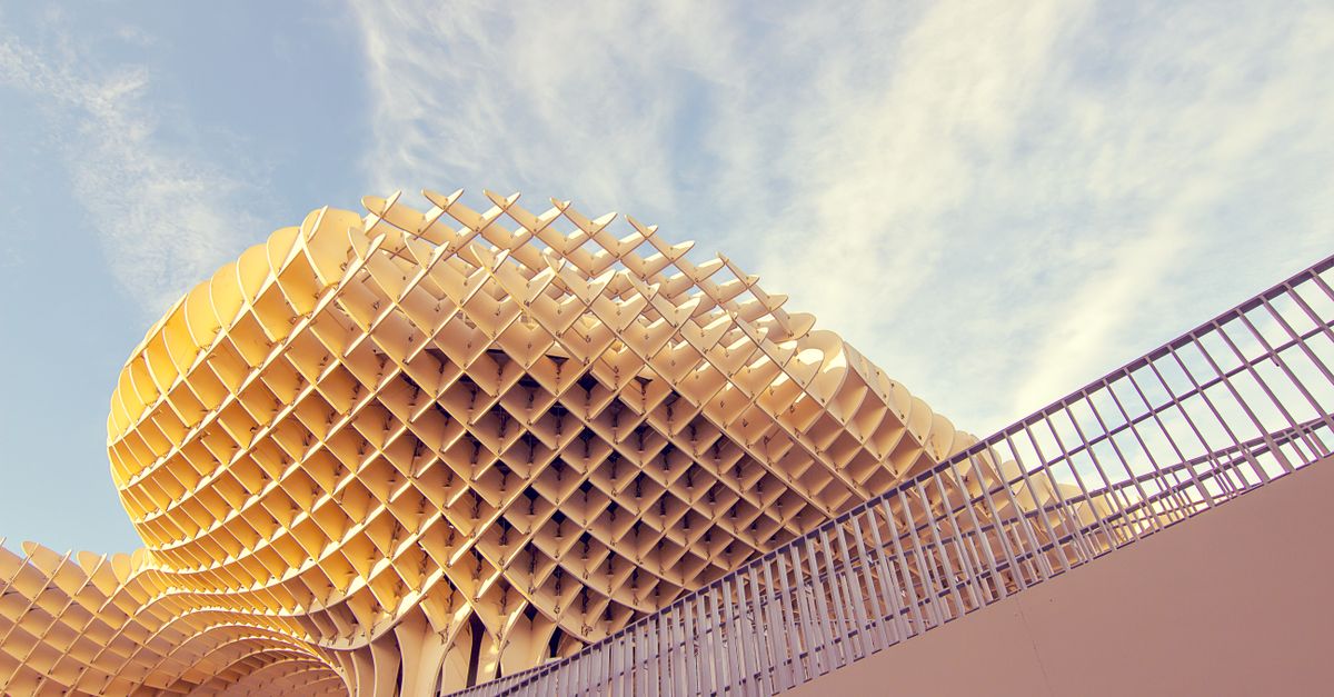 beneficios de la arquitectura sostenible: A striking view of the Metropol Parasol in Seville's Plaza de la Encarnación.