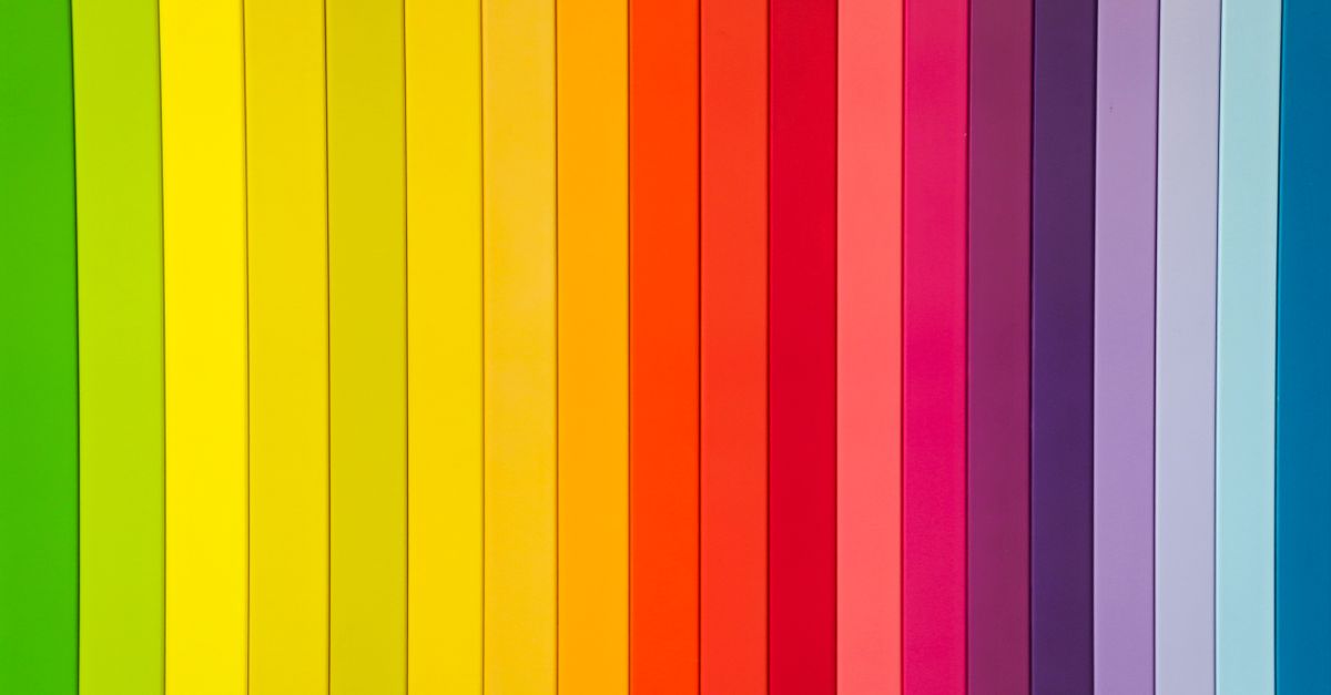 La psicología de los colores en el diseño web actual tecnología moderna: Colorful rainbow striped pattern ideal for creative design projects.