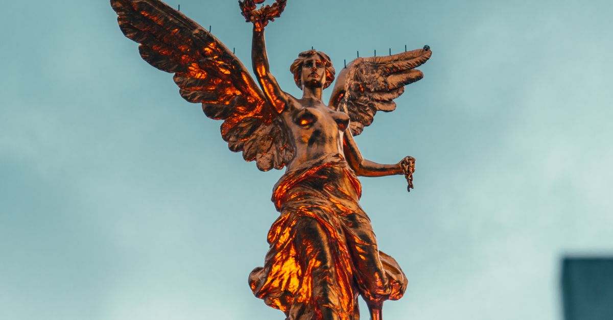 museos inmersivos: cómo la inteligencia artificial y la realidad extendida están cambiando el arte: Stunning view of the Angel of Independence statue in Mexico City at sunset.