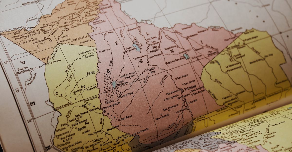 Terremoto en Venezuela, últimas noticias ciencia investigación: Detailed vintage map showing geographic regions in an old atlas book, highlighting Mérida, Venezuela.