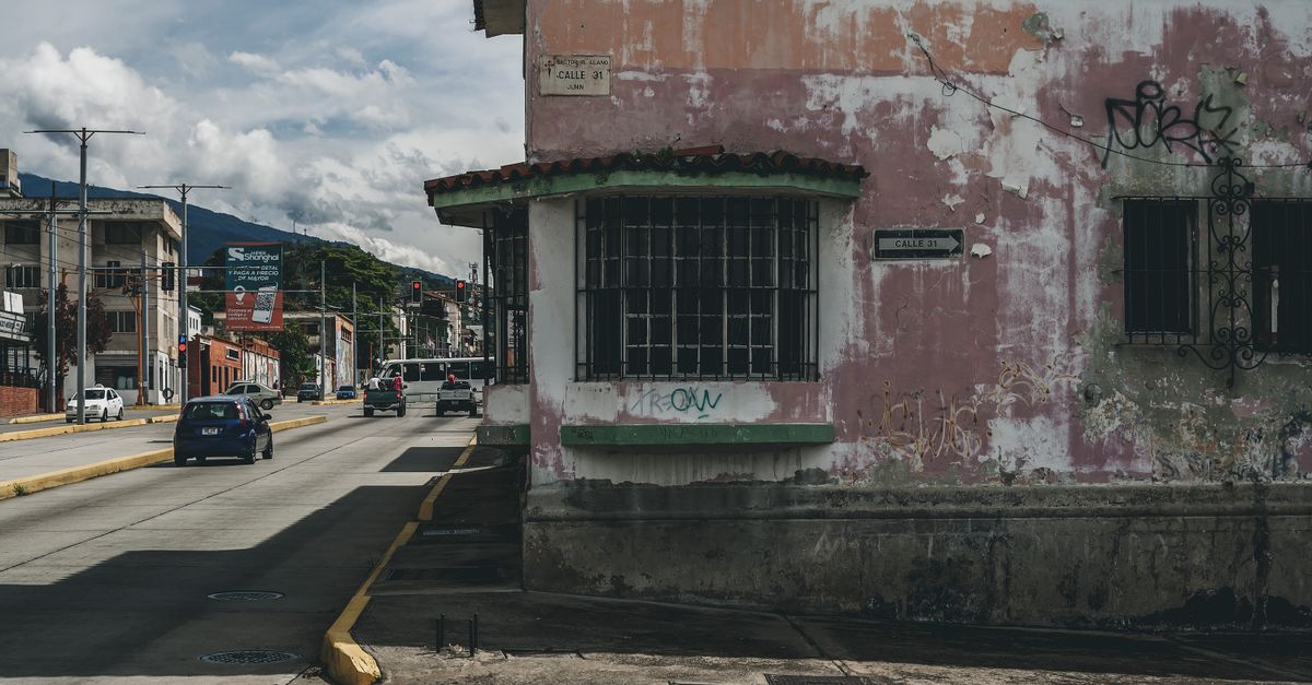 Terremoto en Venezuela, últimas noticias ciencia investigación: Explore the intriguing urban decay of an old house in Mérida, Venezuela, capturing the essence of forgotten structures.