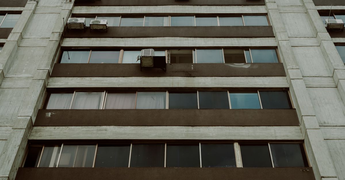 Terremoto en Venezuela, últimas noticias ciencia investigación: Low angle view of a modern apartment building facade with windows, Mérida, Venezuela.