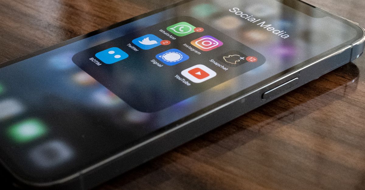 Búsqueda social: cómo encontrar reseñas útiles en TikTok, Instagram y YouTube sin caer en publicidad social media technology: Close-up of smartphone on table showing various social media app icons including WhatsApp and Instagram.