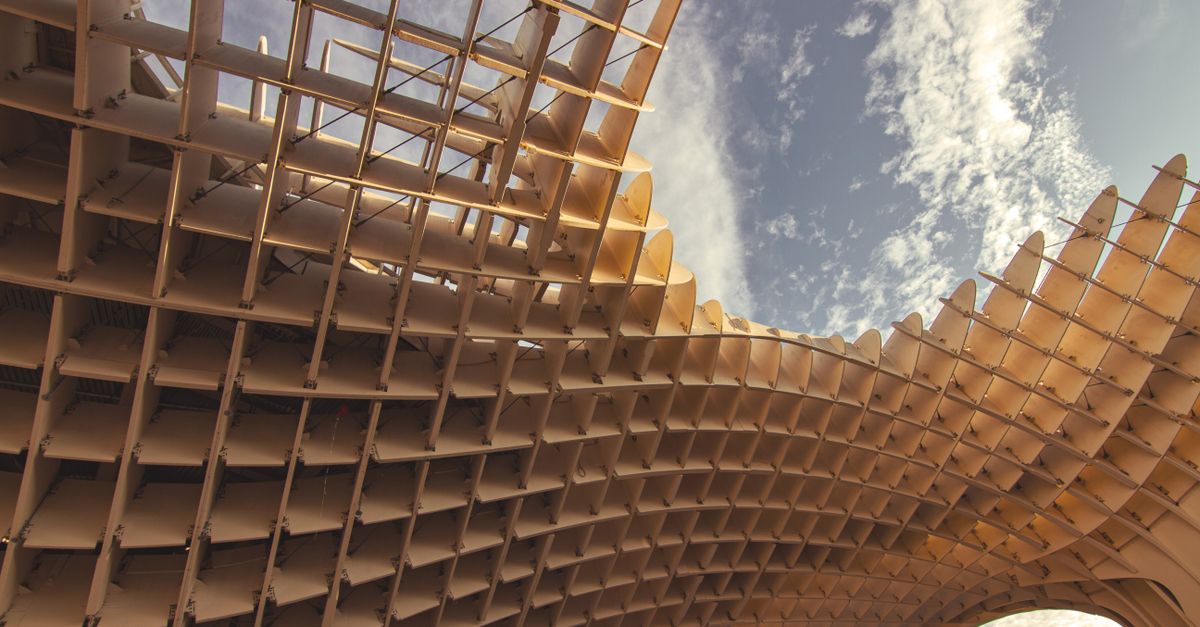 beneficios de la arquitectura sostenible: Stunning view of the Metropol Parasol in Seville, showcasing modern architectural design against a blue sky.