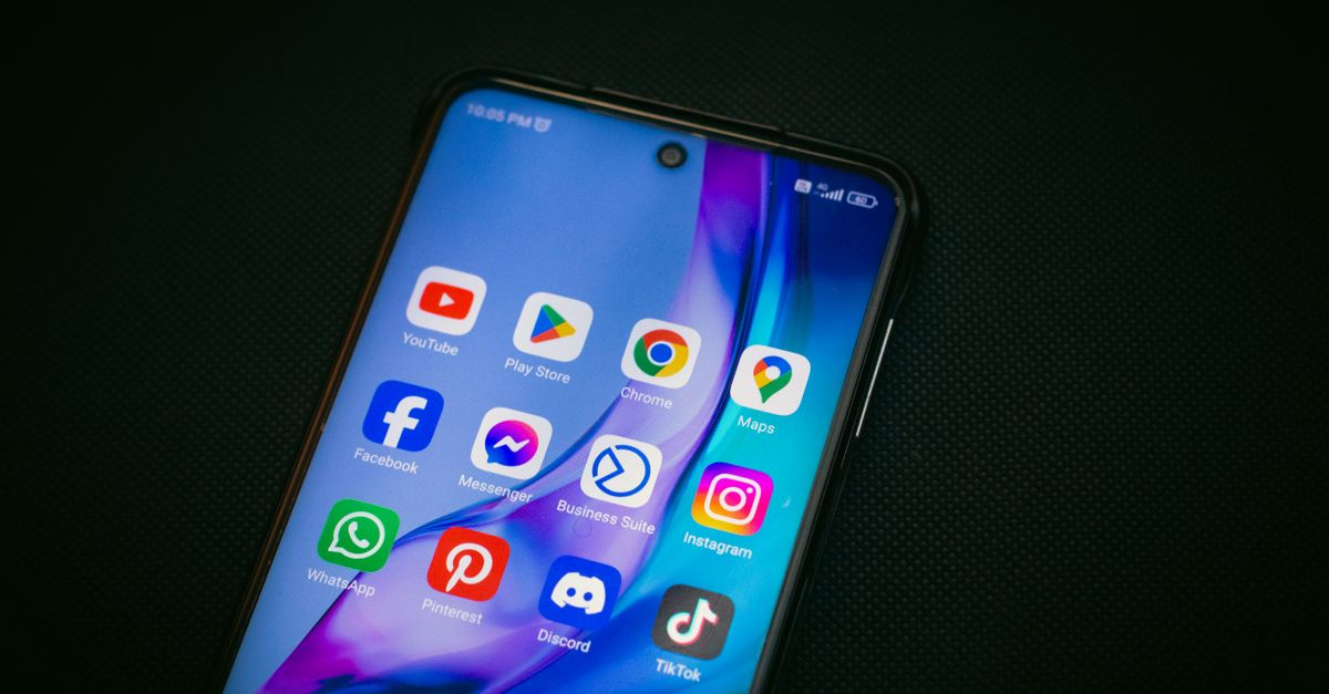 Búsqueda social: cómo encontrar reseñas útiles en TikTok, Instagram y YouTube sin caer en publicidad social media technology: Close-up of a smartphone screen showing popular app icons like YouTube, Maps, and TikTok on a black background.