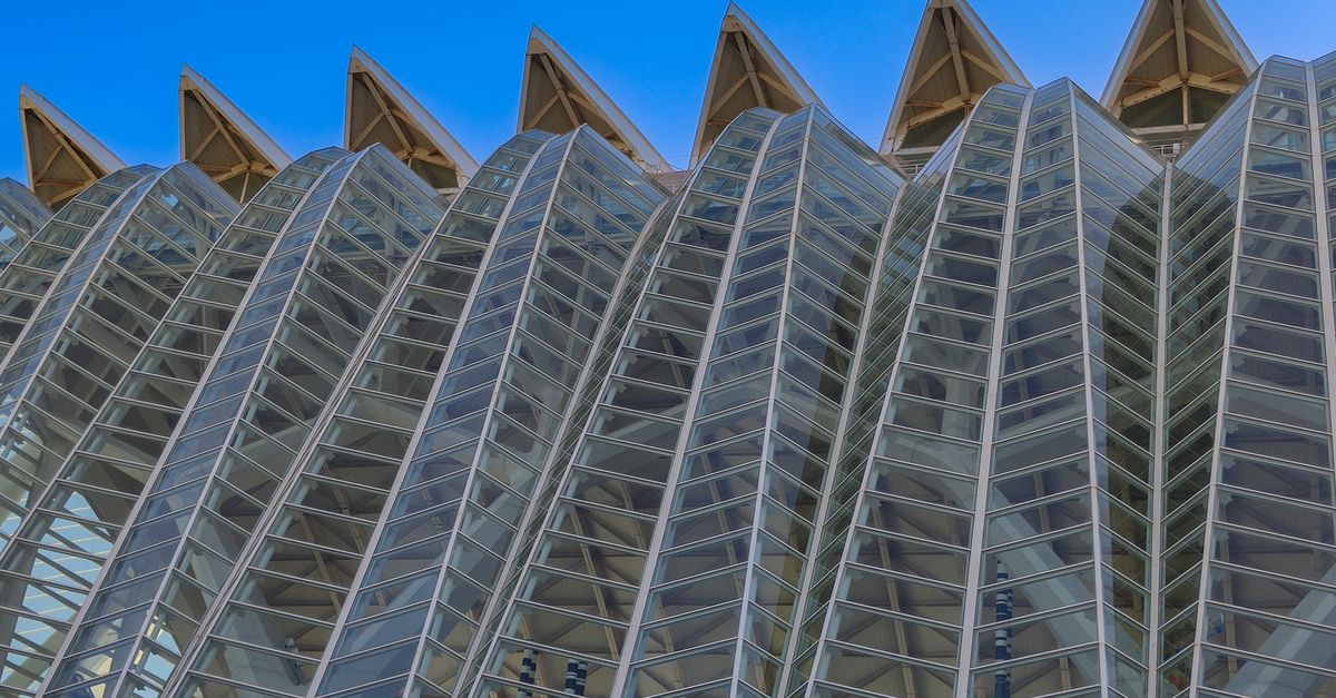 Calendario de eventos astronómicos de 2026 y consejos para observarlos con seguridad ciencia investigación: Close-up of the striking design of the Science Museum in Valencia, capturing its modern architecture.