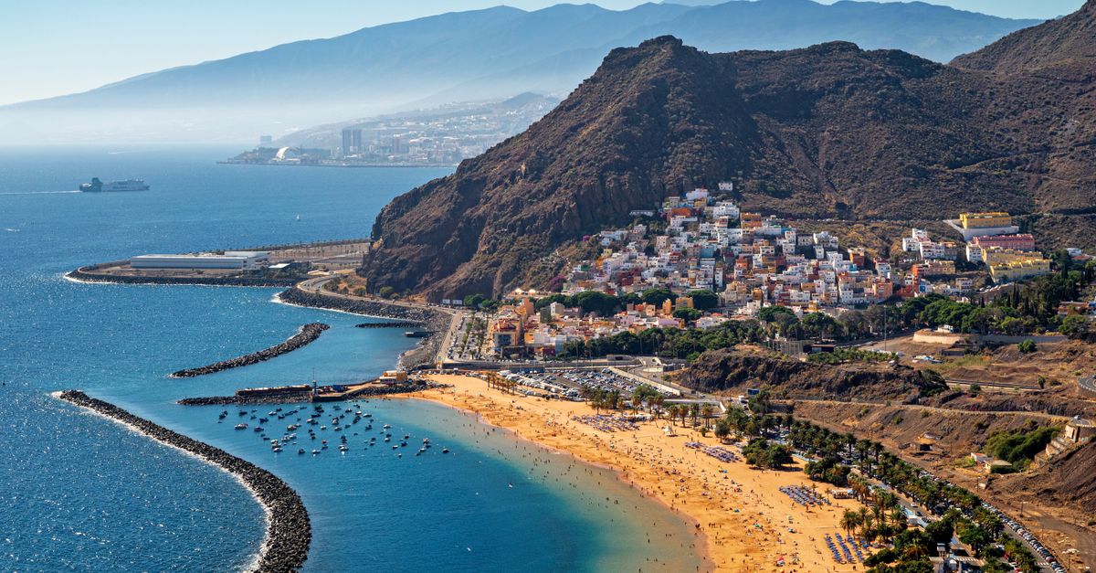 las playas más hermosas del mundo: Stunning aerial view of Playa de Las Teresitas in Tenerife with mountainous backdrop.