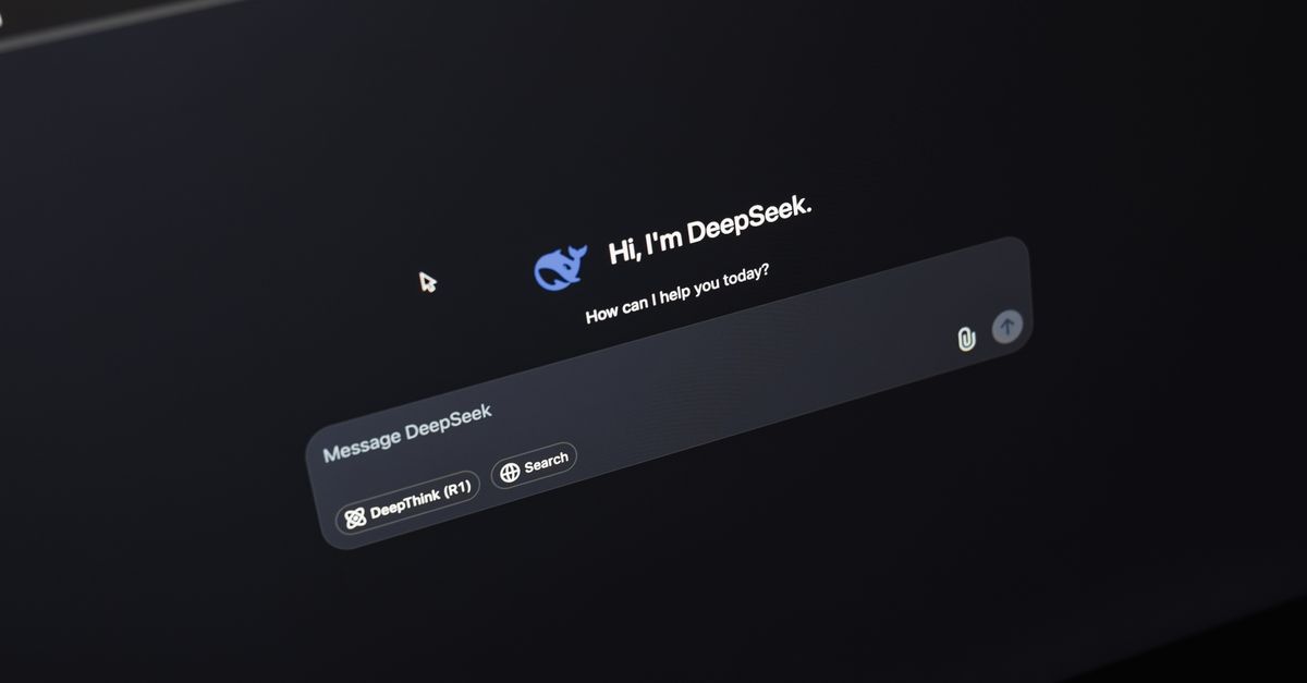 cómo usar agentes de inteligencia artificial en tareas cotidianas sin descuidar la privacidad: Screen displaying AI chat interface DeepSeek on a dark background.
