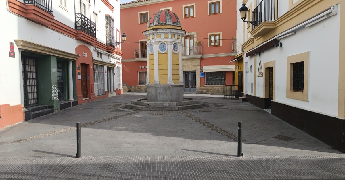 La psicología de los colores en el diseño web actual tecnología moderna: A charming historic fountain in the quiet plaza of El Puerto de Santa María, Andalucía.