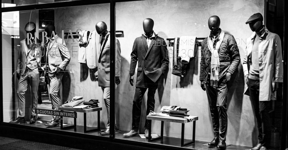 Cómo usar asistentes de IA para comparar compras sin delegar tus decisiones importantes tecnología moderna: Black and white photo of elegant male mannequins in a clothing store window, Bahía Blanca.