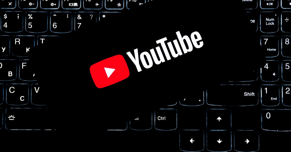 monetizar con videos en YouTube: YouTube logo displayed on a backlit keyboard, representing digital media and online content creation.