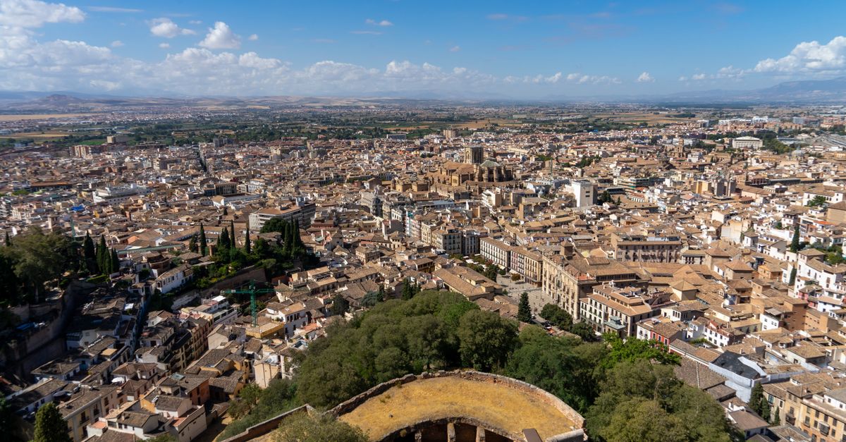 ciencia ciudadana contra el calor urbano: Panoramic aerial view of Granada's historic center with traditional Spanish architecture under a clear blue sky.