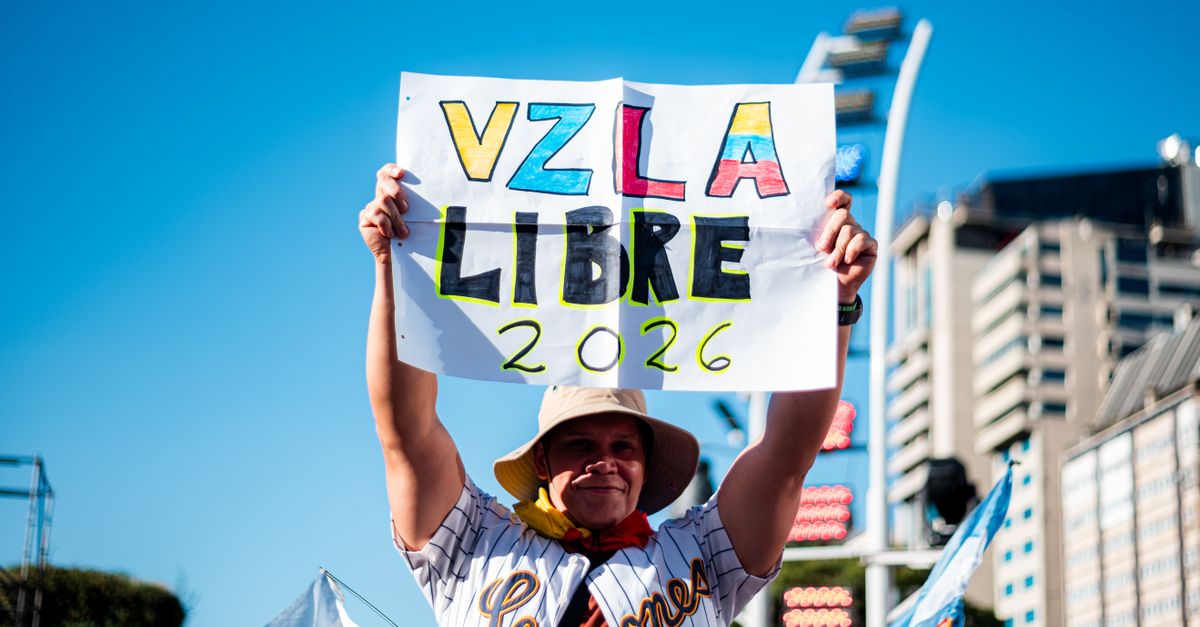 resultados del mundial de fútbol 2026: Venezuelan community in Buenos Aires celebrates freedom with signs and flags.