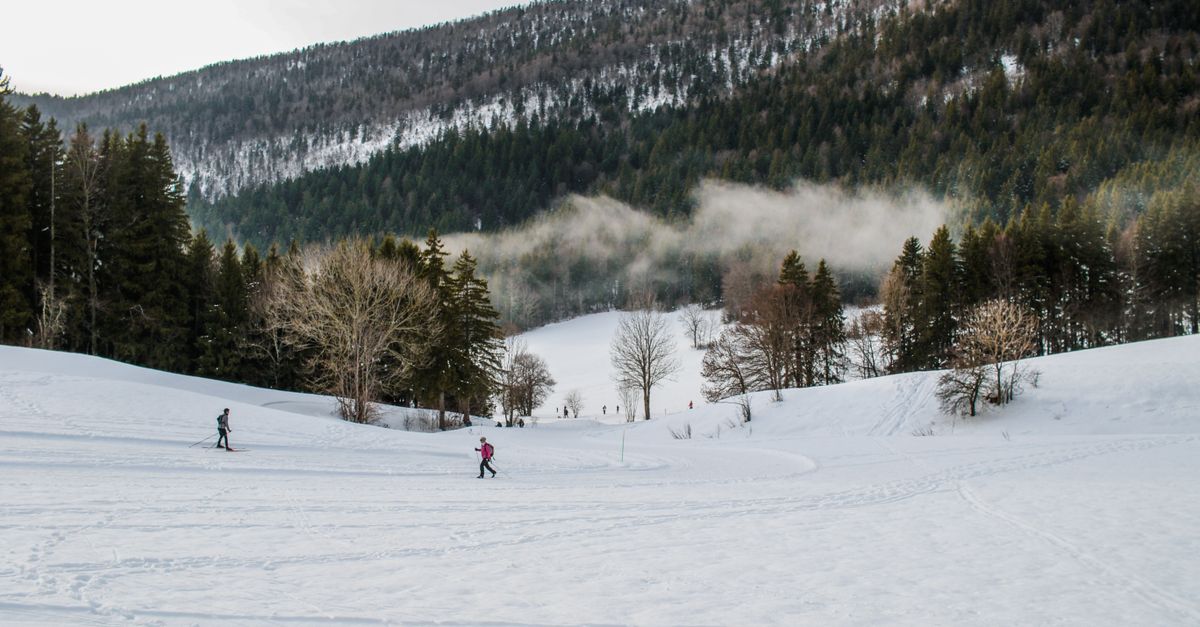pistas de ski en julio, dónde ir: Picturesque winter scene of skiing in Autrans-Méaudre-en-Vercors, France with snow-covered mountains.