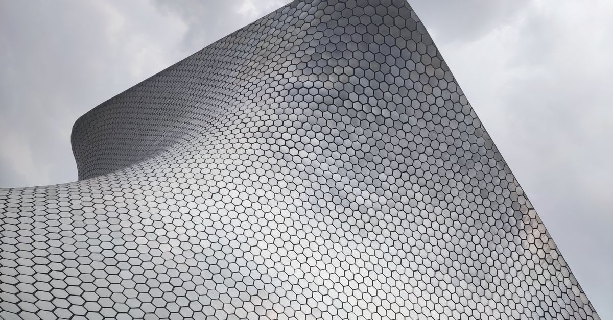 museos inmersivos: cómo la inteligencia artificial y la realidad extendida están cambiando el arte: Striking hexagonal pattern of the Soumaya Museum facade in Mexico City, a modern architectural marvel.