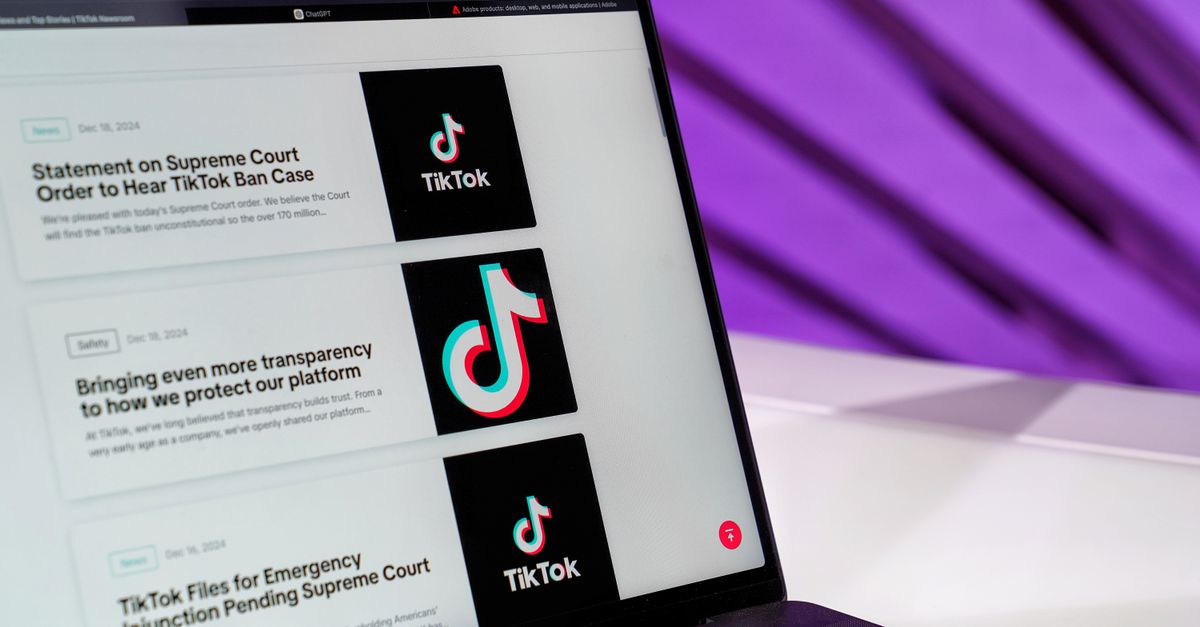TikTok destrona a Google, Tendencia social media technology: Close-up of laptop screen showing TikTok news articles with a purple background.