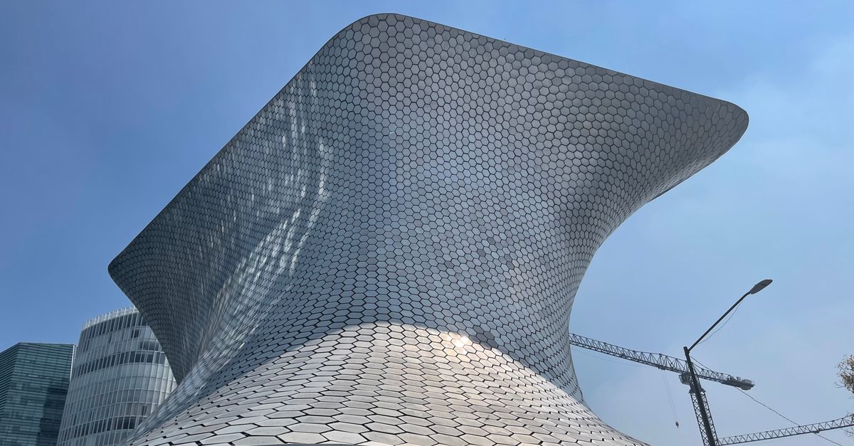 museos inmersivos: cómo la inteligencia artificial y la realidad extendida están cambiando el arte: Striking architecture of Museo Soumaya with its hexagonal facade under a clear blue sky.