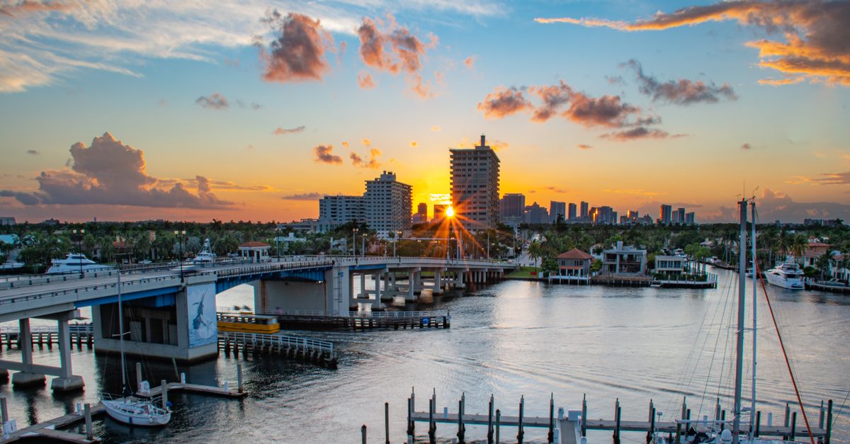 cómo prepararse para olas de calor sin descuidar la salud diaria: Picturesque sunrise over Las Olas Bridge in Fort Lauderdale, capturing the marina and skyline.