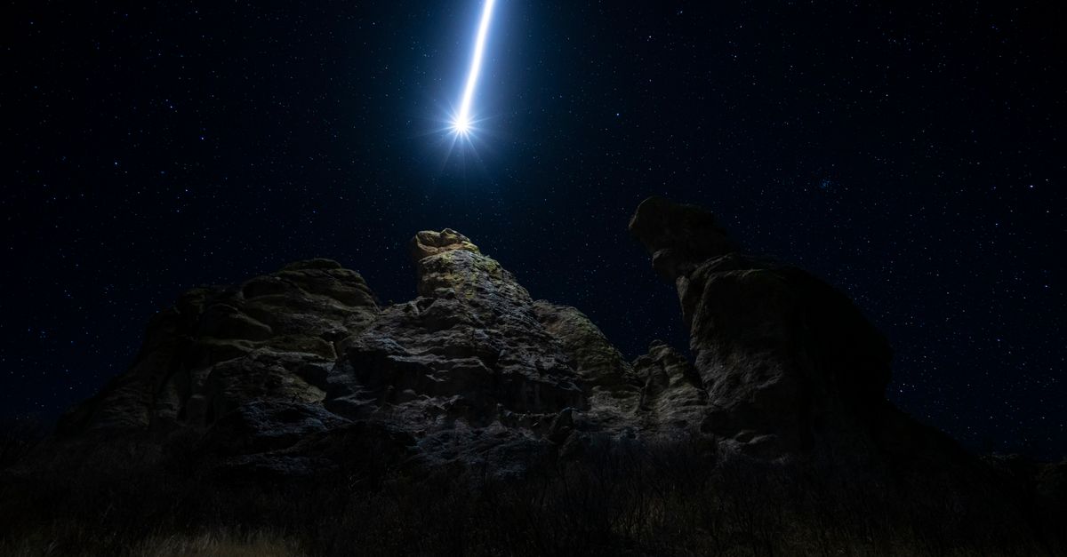 Lluvias de meteoros de 2026: cuándo mirar el cielo y cómo prepararse para observarlas ciencia investigación: Majestic comet and starry night sky above dramatic rock formations in Durango, Mexico.