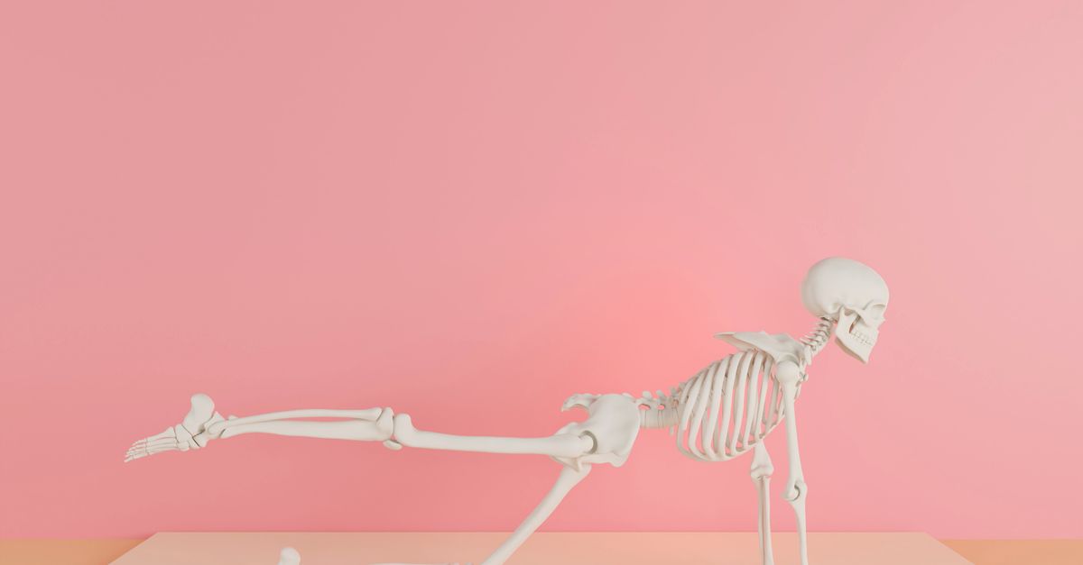Cómo armar una rutina semanal de movimiento, sueño y alimentación que ayude a prevenir enfermedades crónicas bienestar practico educational neutral health: A human skeleton model posing in a yoga stance against a pink backdrop.