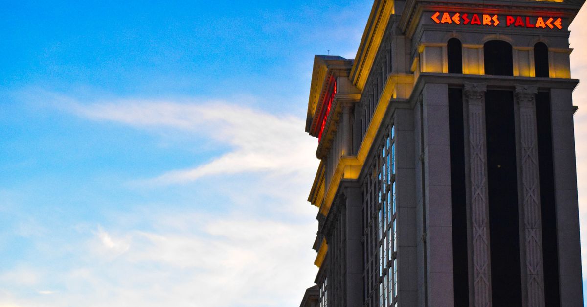 Cómo usar asistentes de IA para comparar compras sin ceder tus datos ni la decisión final tecnología moderna: Captivating view of Caesars Palace against a vibrant Las Vegas sunset sky.