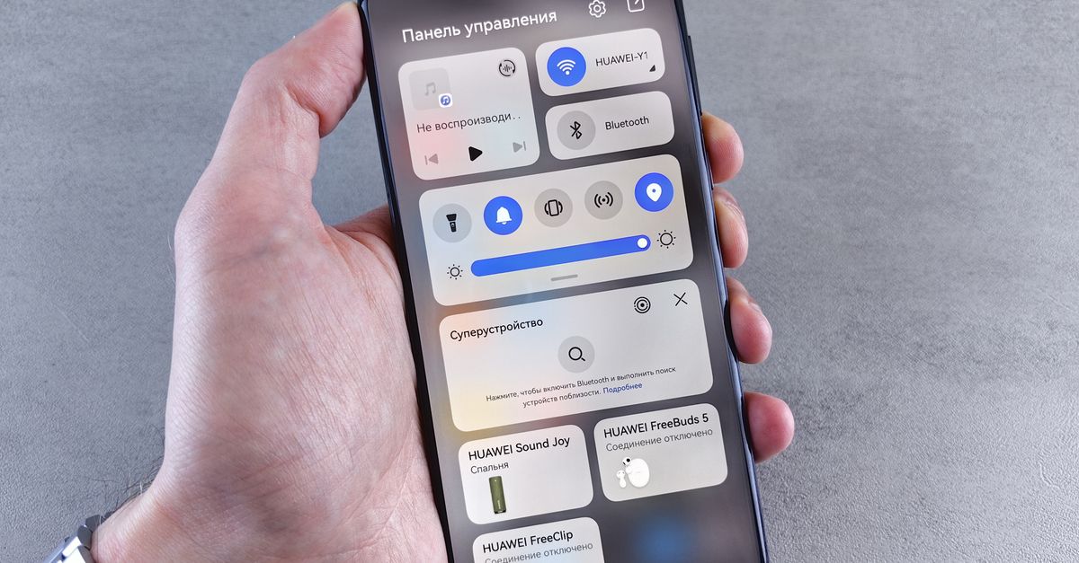 Cómo elegir un smartphone con IA en 2026 sin sacrificar privacidad ni control tecnología moderna: Close-up of a hand holding a smartphone showing a control panel interface.
