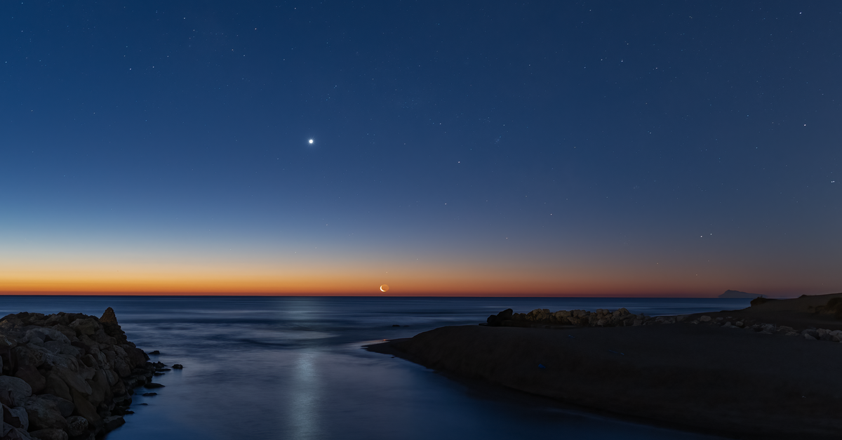 Lluvias de meteoros de 2026: cuándo mirar el cielo y cómo prepararse para observarlas ciencia investigación: Capture of crescent moon and stars over Valencia coastline at twilight, creating a serene celestial seascape.