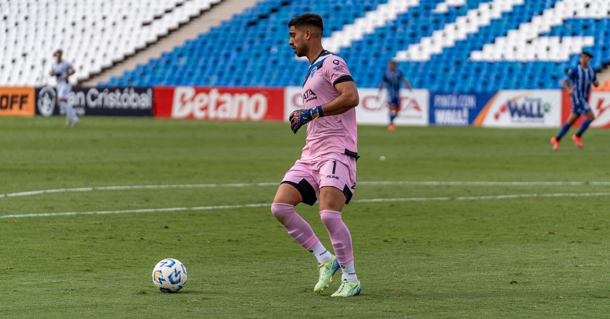 mundial futbol 2026 resultados actuales Deportes stadium match action athlete scoreboard: Goalkeeper in pink uniform kicking ball during competitive soccer match.
