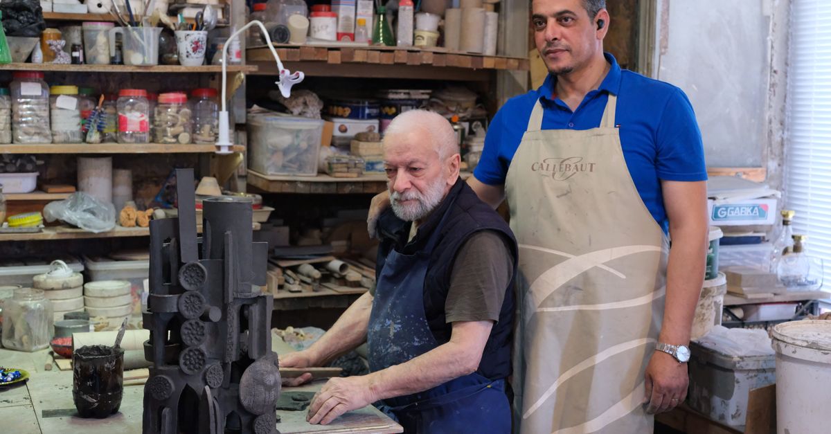 Cómo proteger privacidad usar: Elderly sculptor and younger apprentice working on pottery in an artisan's studio.
