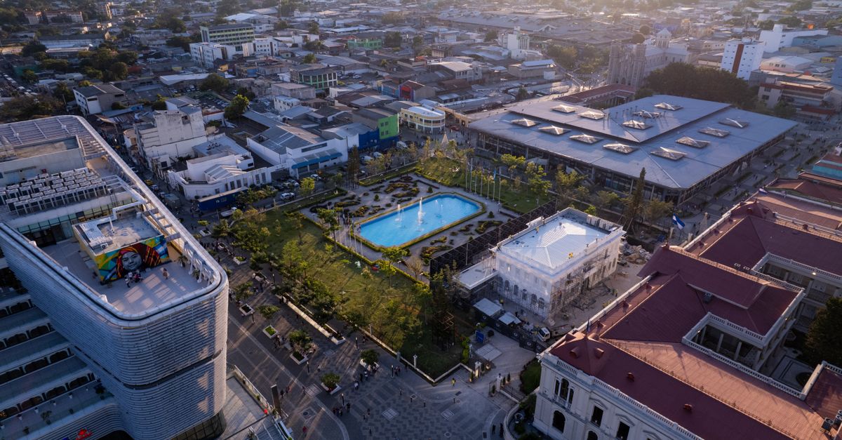 Ciudades más calurosas: hábitos y soluciones domésticas para reducir el calor urbano bienestar practico educational neutral health: Explore San Salvador with this captivating aerial view at sunset showcasing vibrant city life.