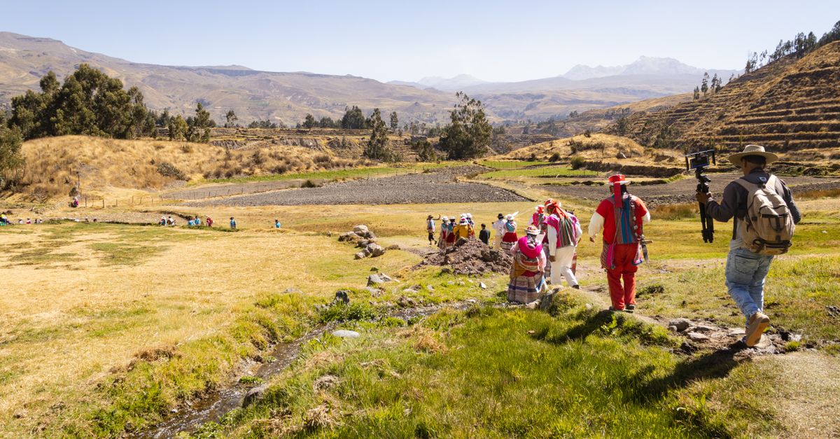 Viajes sostenibles sin gastar de más: experiencias locales, granjas y transporte más consciente en 2026 viajes inteligentes destination specific travel: Groups hike through the rural landscapes of Caylloma, Perú embracing cultural heritage and nature.