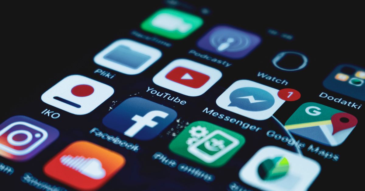 Búsqueda en TikTok, Instagram y YouTube: cómo encontrar información útil sin caer en desinformación social media technology: Detailed close-up view of a smartphone screen displaying various popular social media app icons.