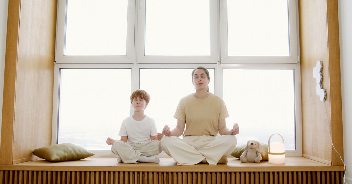 Sueño y recuperación: qué hábitos valen la pena y cuáles son solo moda bienestar practico educational neutral health: A calming scene of a mother and son meditating together in a cozy indoor setting.