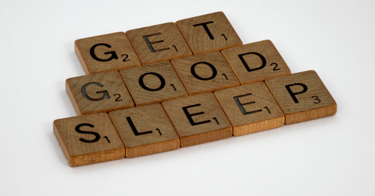 Cómo armar una rutina semanal de movimiento, sueño y alimentación que ayude a prevenir enfermedades crónicas bienestar practico educational neutral health: Wooden Scrabble tiles arranged to spell "Get Good Sleep" on a white background.